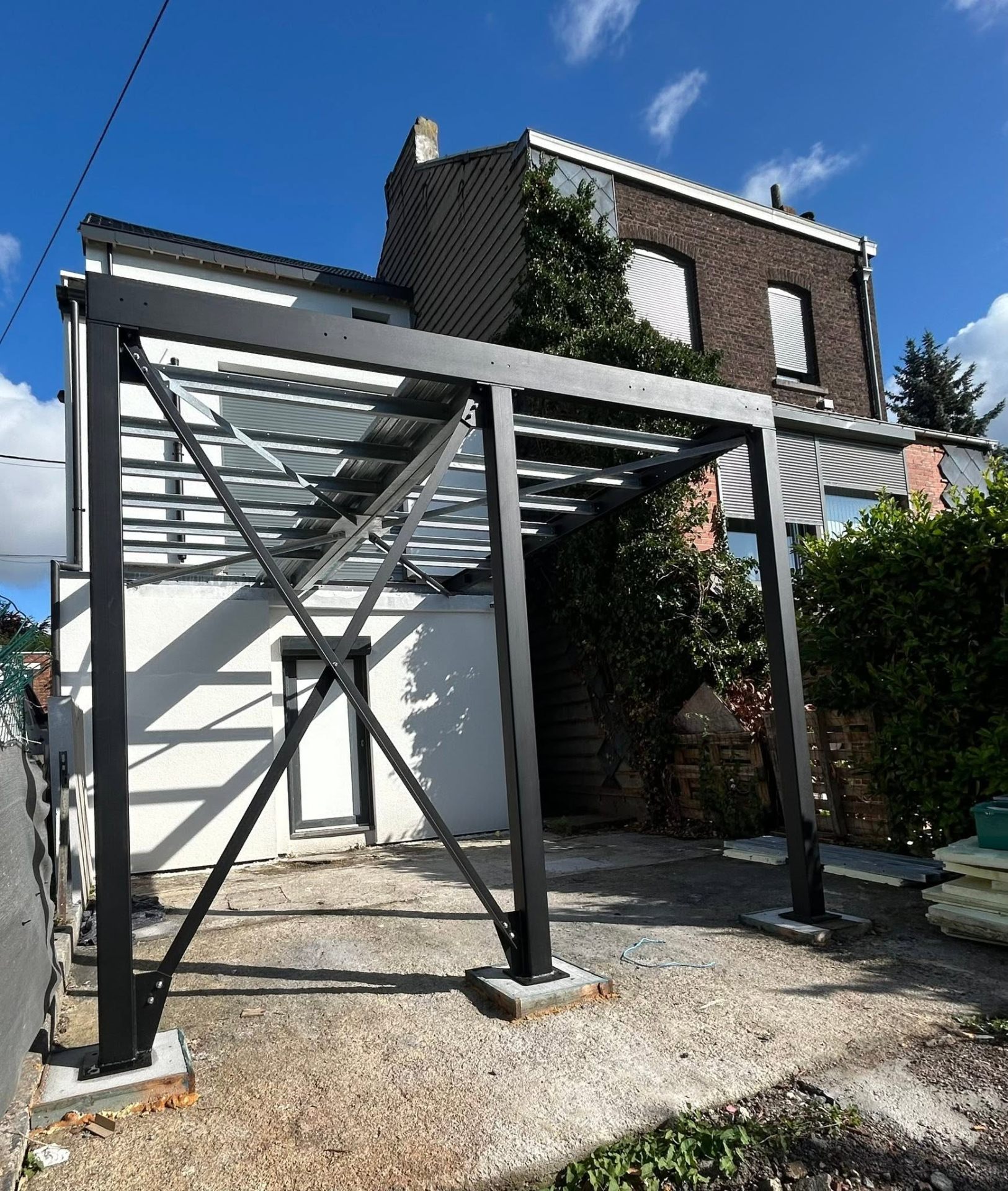 Structure métallique — terrasse suspendue