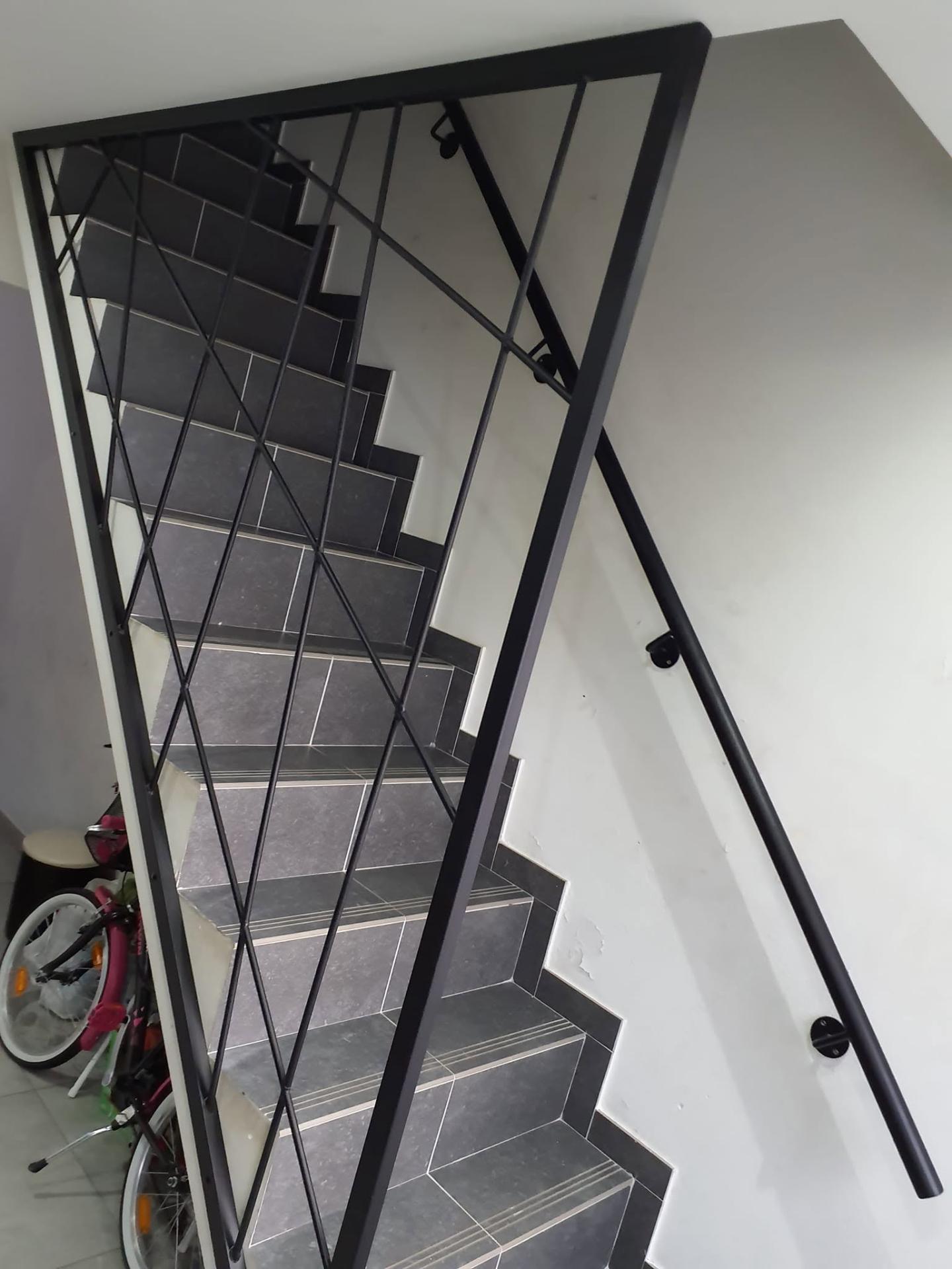 Rampe d'escalier — croisillons acier