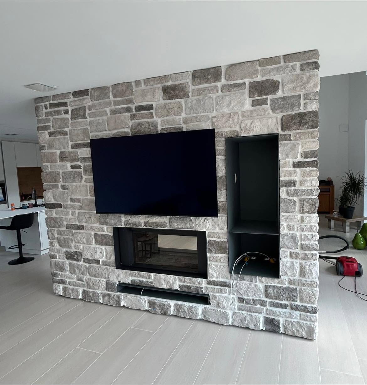 Habillage cheminée — niche acier & pierre