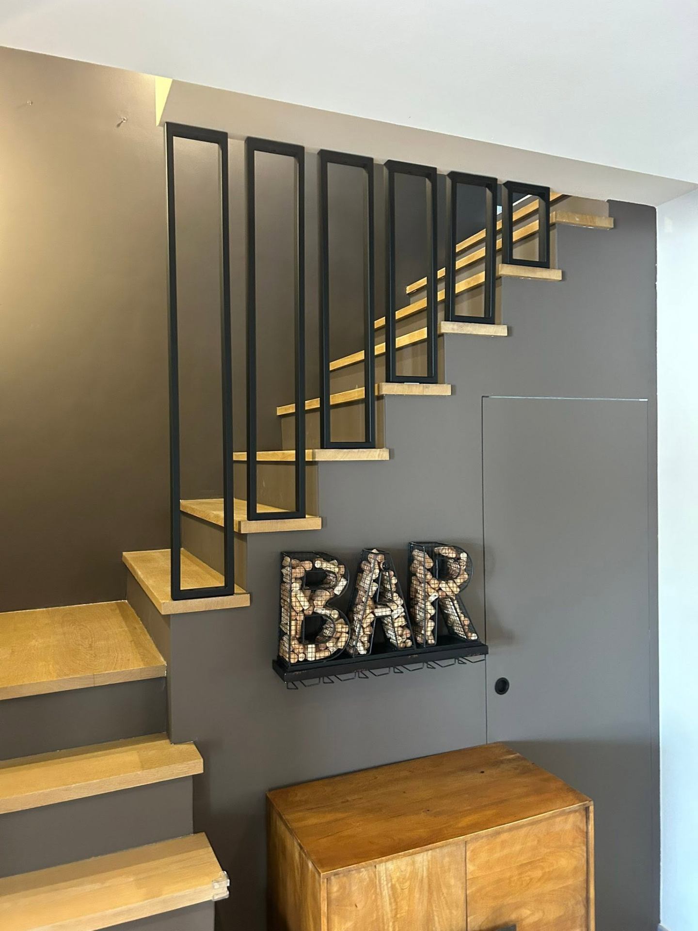 Escalier acier & bois — rampe géométrique