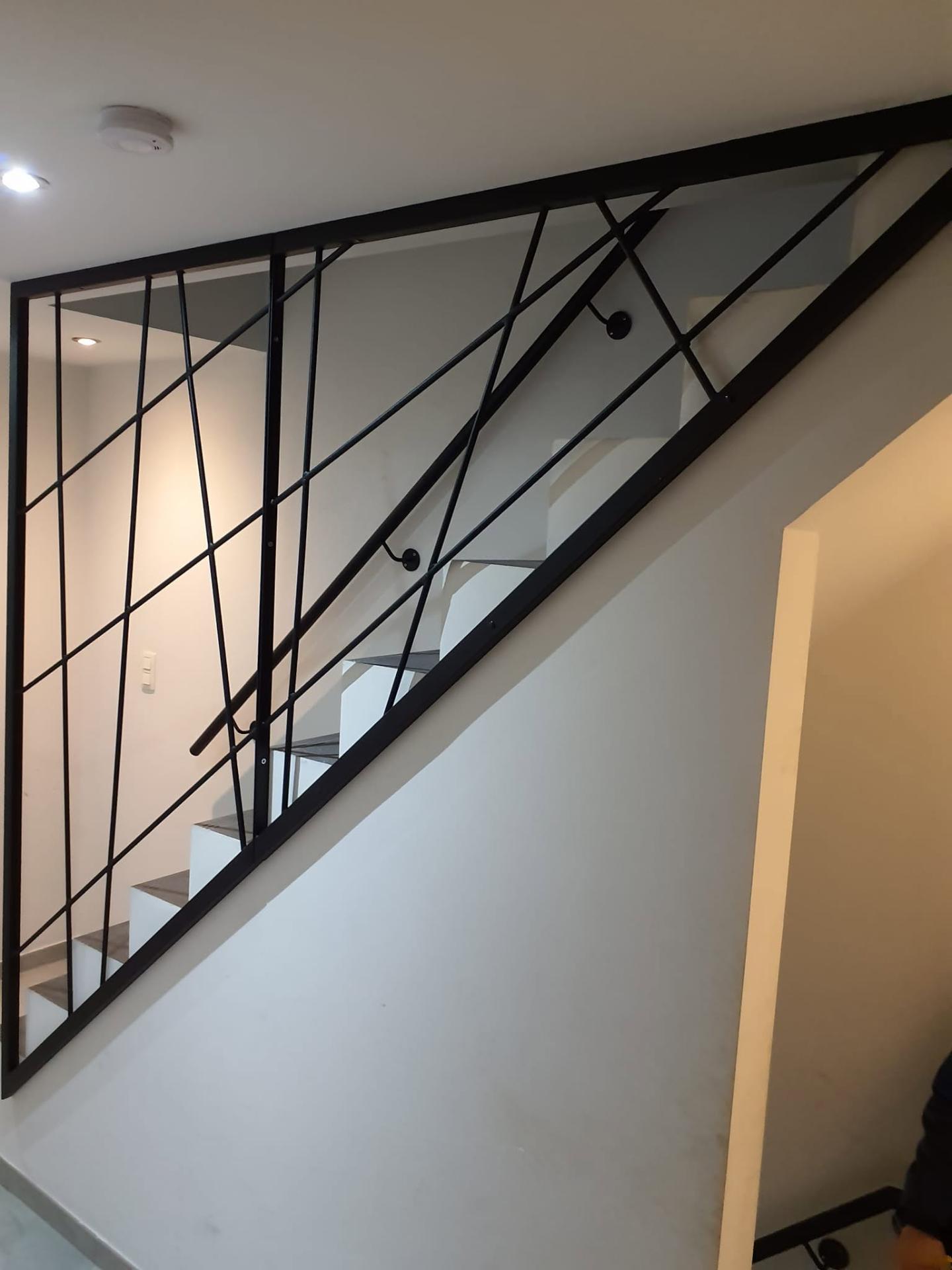 Rampe atelier — barreaux obliques