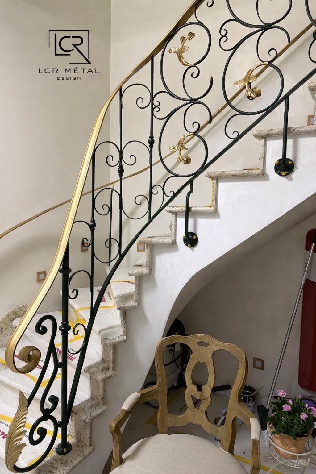 Rampe ferronnerie d'art — volutes & feuilles dorées