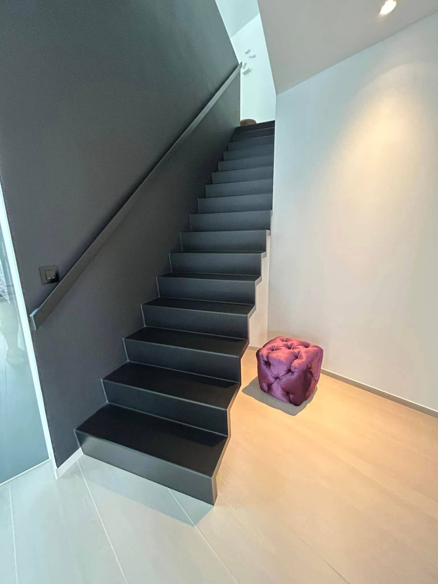 Escalier tôle pliée — noir mat